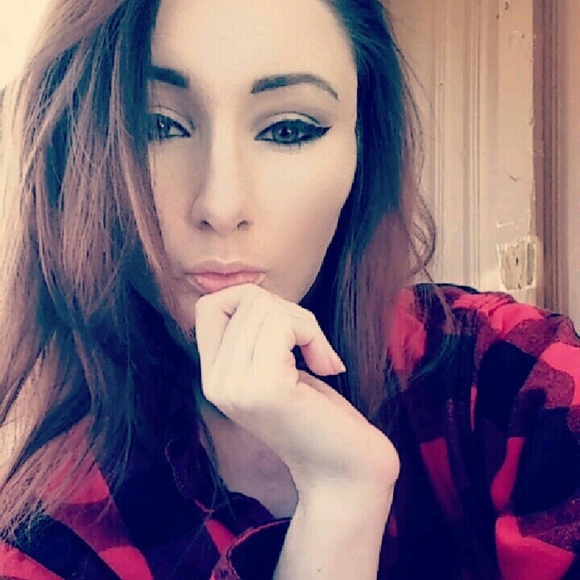 Meet your Posher, Danielle - Picture 2 of 2